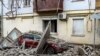 Автомобил под урнатините по рускиот воздушен напад врз Херсон. Фотографија објавена од службите за итни случаи на 2 февруари 2024 година.