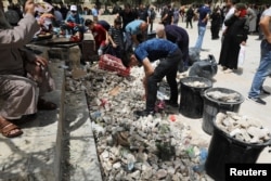Palestinci pune kante kamenjem nakon sukoba sa izraelskom policijom u kompleksu u kojem se nalazi džamija Al-Aksa, 10. maja 2021.