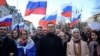 Opozantul rus Alexei Navalnîi, soția sa, Iulia, politicianul de opoziție Liubov Sobol și alți demonstranți la un marș de protest organizat la 29 februarie 2020, în memoria lui Boris Nemțov, opozantul asasinat în februarie 2015, în plină stradă, în centrul Moscovei 