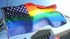 Флаг ЛГБТ у здания Верховного суда США в Вашингтоне. 