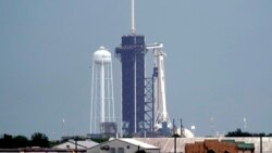 Капсулата Dragon седи върху ракетата Falcon 9 на фирмата SpaceX в готовност за излитане на 27 май 2020 г.