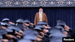 Oficerët e Forcave Ajrore iraniane përshëndesin liderin suprem, Ayatollah Ali Khamenei, në Teheran, më 7 shkurt.
