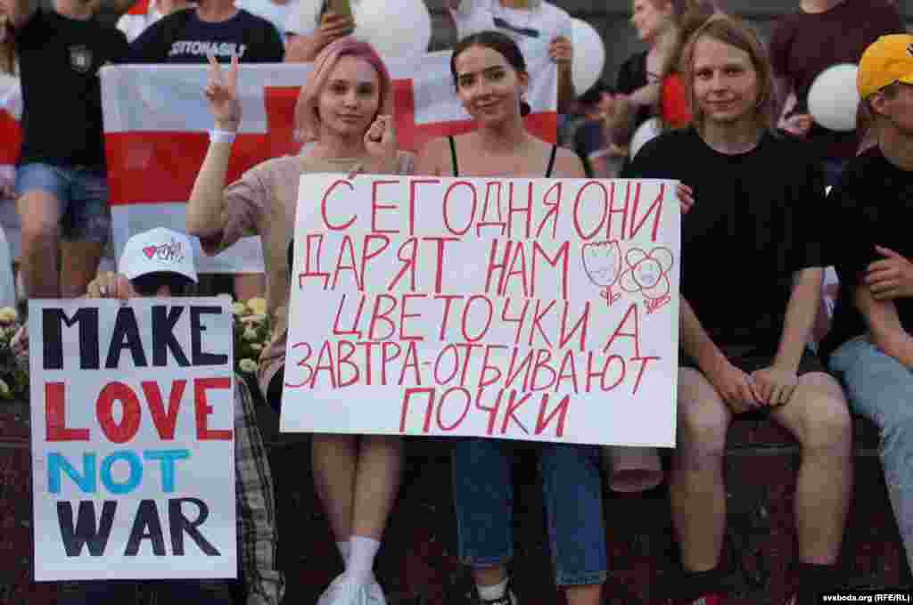 Белоруски жени на мирен антивладин протест во Хомел на 16 август. На транспарентот пишува: &bdquo;Денес ни даваат цвеќиња. Утре не удираат по бубрези&ldquo;.