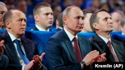 Sergej Nariškin (desno), šef Spoljne obaveštajne službe Rusije, pored Vladimira Putina, ruskog predsednika, na obeležavanju Dana Bezbednosne agencije Rusije 19. decembra 2019. godine.