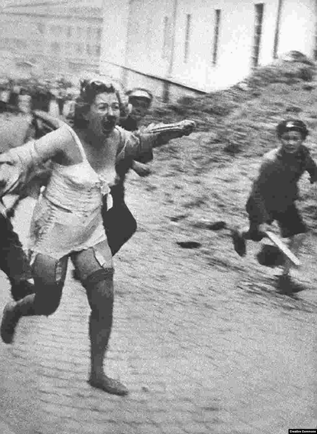 Активно насърчаван от нацистите, ужасът се стоварва върху еврейското население на съветска Украйна и на територии, окупирани от СССР. Тази жена бяга от тълпата в Лвов, полски град, превзет от съветските сили, а след това и от нацистките. Днес&nbsp;градът е в&nbsp; Западна Украйна. През юни и юли 1941 г. хиляди евреи са измъчвани и убивани от тълпи местни жители по време на поредица от антисемитски погроми в Централна и Източна Европа.