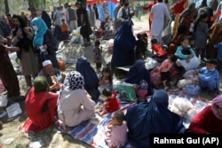Afgán belső menekültek Kunduz tartományból. A tálibok és az afgán kormányerők harcai elől menekültek el és egy kabuli parkban leltek új otthonra. Afganisztán, 2021. augusztus 9.