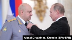 Ruski predsjednik Vladimir Putin odlikovao je generala Sergeja Surovikina za njegov rad u Siriji na svečanosti u Moskvi 2017.