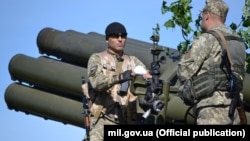 Украински артилеристи до системата за залпов огън 9П140 "Ураган". Снимката е от септември 2016 г.