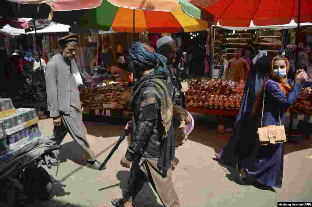Un luptător taliban patrulează în piața Mandawi din Kabul, la o zi după retragerea trupelor americane din Afganistan.&nbsp;&nbsp; &nbsp;