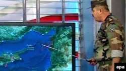 Sirijski vojni portparol pokazuje na mapi gde se dogodio incident