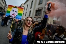Demonstrálók a Ferenciek terénél, Budapesten 2025. március 25-én