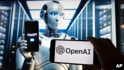 Logoja e OpenAI shihet në ekranin e një telefoni mobil me një imazh në ekran kompjuterik të gjeneruar nga ChatGPT.