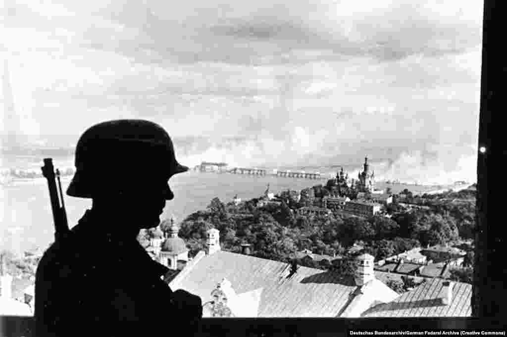 Нацистки караул в Киев на 19 септември 1941 г. През юни същата година, след две години неутралитет между Германия и Съветския съюз, нацистките сили са предприели внезапно нападение срещу СССР. В рамките на седмици нацистките сили превземат Източна Полша, голяма част от украинската част на СССР и други съветски републики.
