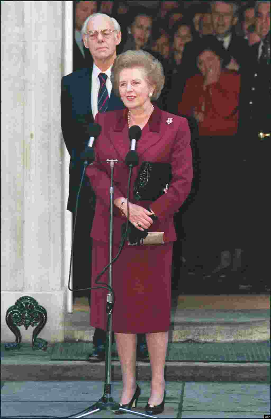 Adres&icirc;ndu-se presei pentru ultima oară, &icirc;n fața reședinței de la 10 Downing Street la Londra &icirc;n noiembrie 1990.