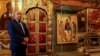 Un agent de securitate, lângă icoana Sfintei Treimi a lui Andrei Rubliov, la Lavra Sfântului Serghie, orașul Serghiev Posad, Rusia, 18 iulie 2022