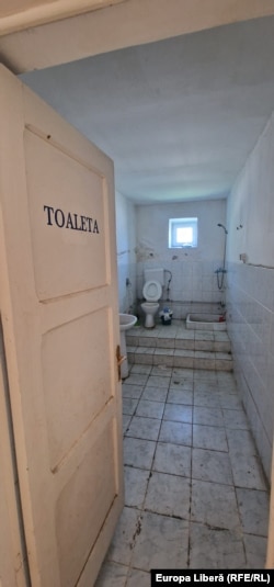 Egy Constanța megyei rendőrőrs mosdója. Az állomást nemrég bezárták az állapota miatt