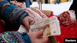 Ruski inspektori tvrde u izveštaju da se svinjske polutke pečatiraju kao zdrave, pre nego što rezultati uopšte stignu (Fotografija: prodaja mesa na tržnici u Krasnojarsku, Rusija)