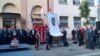 Džudžo i Džaferović podižu bošnjačku zastavu ispred prostorija Bošnjačkog nacionalnog vijeća u Novom Pazaru