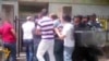 Сендвичите и дождот само накратко го прекинаа протестот 