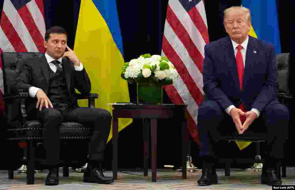 Donald Trump volt amerikai elnök még a választás éjjelén felhívta Zelenszkijt, hogy gratuláljon a győzelméhez. Az ominózus telefonbeszélgetésre július 25-én került sor kettejük között, amikor Trump arra kérte az ukrán államfőt, hogy indítson korrupciós vizsgálatot Joe Biden – az akkori elnökjelölt – fia ellen, aki korábban egy ukrán gázipari cég igazgatótanácsának tagja volt. Zelenszkij ezzel a Trump elleni impeachmenteljárás kellős közepén találta magát