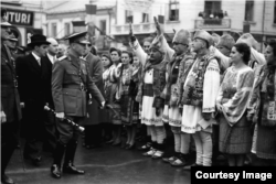 Mareșalul Ion Antonescu întîmpinat de populație la Craiova în 1943 (Coll. Willy Pragher, Landesarchive Baden-Würtenberg, Staatsarchive Freiburg W 134 Nr. 036735b)
