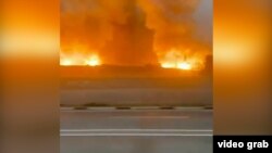 Взрывы на военном складе в Жамбылской области на кадре из видео очевидца 