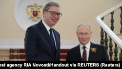 Președintele rus Vladimir Putin îl salută pe președintele sârb Aleksandar Vucic, la Moscova, 9 mai 2025