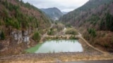 Proiectul inițial al hidrocentralei Răstolița, județul Mureș, a fost aprobat în ultimul an al comunismului. Cele mai multe lucrări au avut loc după 2000, dar au trenat în ultimii peste zece ani.