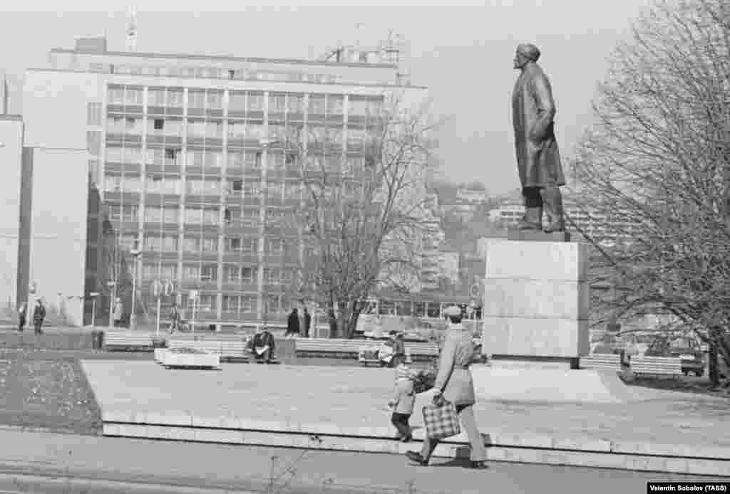 Një statujë e themeluesit sovjetik, Vladimir Lenin, në lagjen Dejvice të Pragës, e fotografuar në vitin 1981. Statuja u zbulua në vitin 1972, ndërsa u rrëzua më 1990, në vazhdën e Revolucionit të Kadifenjtë të vitit 1989 që përmbysi sundimin komunist në Çekosllovaki. Baza e statujës u shfrytëzua nga adhuruesit e sportit skateboard derisa u hoq në vitin 2007 dhe hapësira u mbulua me bar. &nbsp;