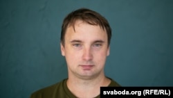 Журналистът Андрей Кузнечик от беларуската служба на Радио Свободна Европа е сред тримата освободени от затвори в Беларус на 12 февруари 2025 г.