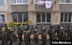 Солдаты-срочники одной из кишиневских воинских частей стоят в очереди на избирательный участок, второй тур президентских выборов, 15 ноября, 2020