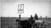 Az egyik elsőként lefotózott traktor Üzbegisztán földjein – szigorúan Sztálin arcképével az elején. A mai Üzbegisztán területét 1925-ben a Szovjetunió részévé nyilvánították, a szovjet hatalomátvétel pedig nemcsak az oktatási és az iparosítási programot hozta magával, de az üzbég politikai foglyok kivégzési hullámát is elindította
