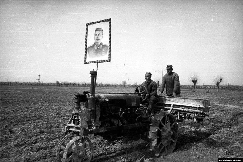 Постер од советскиот лидер Јосиф Сталин на еден од првите трактори фотографирани на работа на полињата во Узбекистан.На почетокот на 1925 година, регионот на денешен Узбекистан беше прогласен за република на Советскиот Сојуз. Советското преземање означи период на сурова трансформација, што вклучуваше егзекуции на узбекистански политички затвореници, како и програми за писменост и индустријализација.