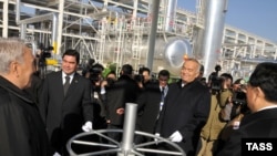 Türkmenistanyň, Gazagystanyň, Özbegistanyň we Hytaýyň prezidentleri Türkmenistan-Hytaý gaz geçirijisiniň açylyş dabarasynda.