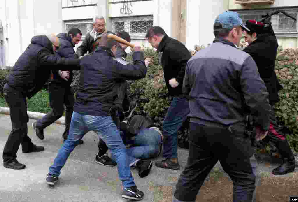 Ruski separatisti 9. marta palicom i bičem tuku proukrajinski orijentisanog čoveka u Sevastopolju, pošto su skup podrške Kijevu napali proruski aktivisti.