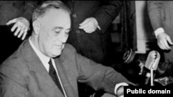 Франклин Рузвельт во время радиовыступления, 1940 г