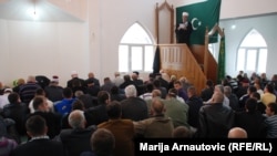 Vernici koji podržavaju Islamske zajednicu Srbije i Adema Zilkića klanjaju u jednoj od džamija u Novom Pazaru, 2010.