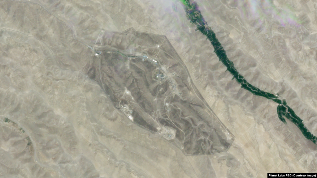 Baza iraniană de rachete Tabriz Sud este prezentată în imagini din satelit înainte și după atacurile aeriene israeliene.Fotografia din stânga, furnizată de Planet Lab, este realizată pe 11 iunie 2025, iar cea din dreapta – pe 13 iunie 2025.