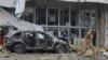 La 10 ianuarie, un anchetator se plimbă pe lângă un magazin avariat în urma bombardamentelor din orașul ocupat Donețk, pe care autoritățile locale instalate în Rusia le-au numit un atac militar ucrainean.