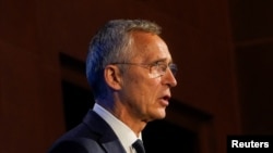 Sekretari i përgjithshëm i NATO-s, Jens Stoltenberg, gjatë takimit me udhëheqësit e industrisë së mbrojtjes. Uashington, 9 korrik 2024. 