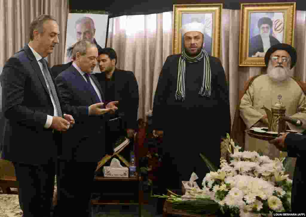 Zëvendës-ministri i Jashtëm sirian, Faisal Miqdad (i dyti majtas) ka marrë pjesë në një ceremoni përkujtimore në kryeqytetin sirian, Damask. Forcat elite kurde kanë rritur mbështetjen për presidentin sirian, kur ai ishte afër humbjes. &nbsp;