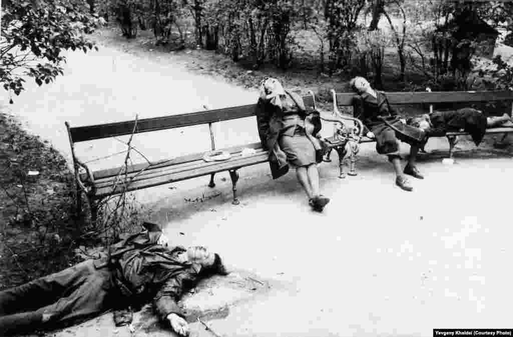 Scena a ceea ce Khaldei spune că a fost o sinucidere în masă la Viena, fotografiată când Armata Roșie intra în capitala Austriei. În timp ce aliații înaintau pe teritoriul nazist, sinuciderile în masă au devenit ceva obișnuit.