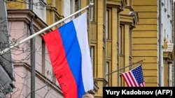 Steagul Rusiei arborat lângă clădirea ambasadei SUA din Moscova, 18 martie 2021