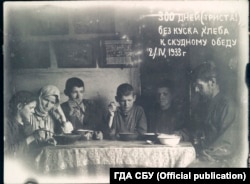 მიკოლა ბოკანი (მარჯვნივ) და მისი ოჯახი. სურათს აწერია: „300 დღე სადილზე პურის გარეშე“ (უკრაინის უშიშროების სამსახურის არქივი).
