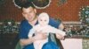 Бывший охранник посольства Великобритании в Ташкенте Каюм Ортиков со своим ребенком. 