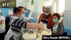 Vasile Botnaru și Eugenia Crețu la Piața Centrală,Chișinău, iunie 2021.