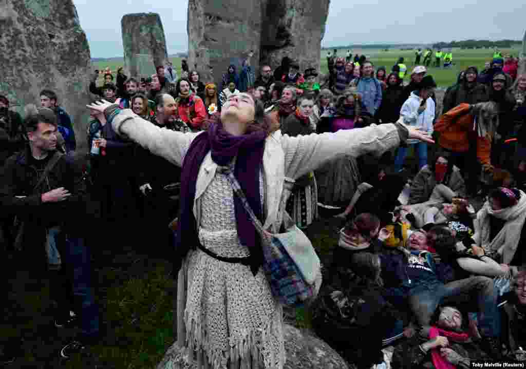 A nyári napforduló alkalmából Stonehenge-ben is összegyűltek, annak ellenére hogy Nagy-Britanniában újra korlátozások léptek életbe a járvány miatt. 