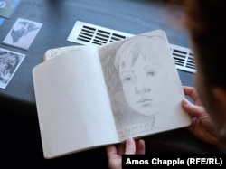 Anna Naduda ține în mână un portret al fiului ei, acum elev în Cehia.