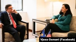 Ndihmëssekretari amerikan i Shtetit për Evropën dhe Euroazinë, James O'Brien, gjatë një takimi me presidenten e Kosovës, Vjosa Osmani. Fotografi nga arkivi. 