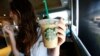 Compania americană Starbucks, specializată în cafenele, promite să renunțe la paiele de plastic